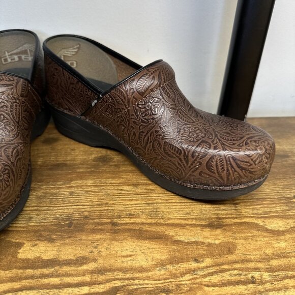 Dansko Shoes Womens 10 EU41 XP 2.0 Brown Floral Tooled Leather Clogs Mules - Picture 3 of 10
